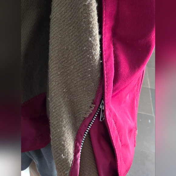 Gallery Woman burgundy water resistant jacket. - Picture 4 of 4